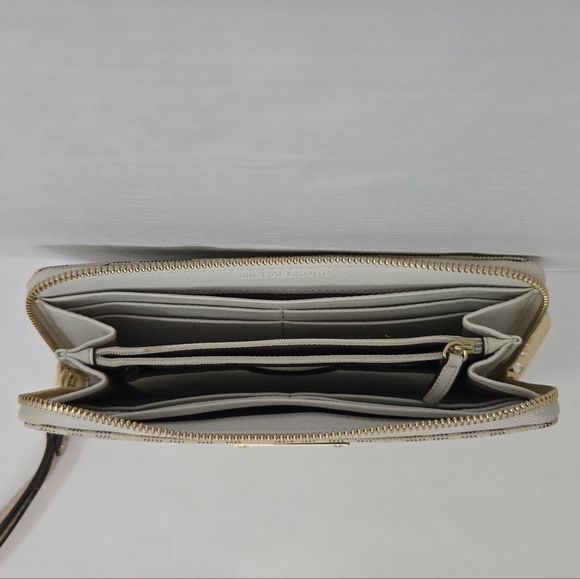 Michael Kors Wallet - Picture 9 of 13